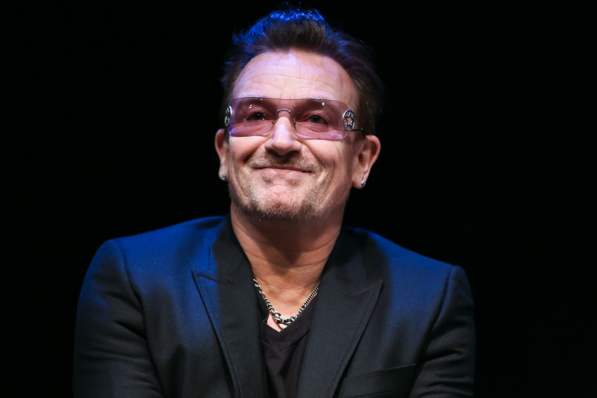 O U2 teve que adiar a turnê e também adaptar o formato dela: como o Bono ainda está em recuperação, pelo menos no começo do período de shows ele não vai tocar guitarra.