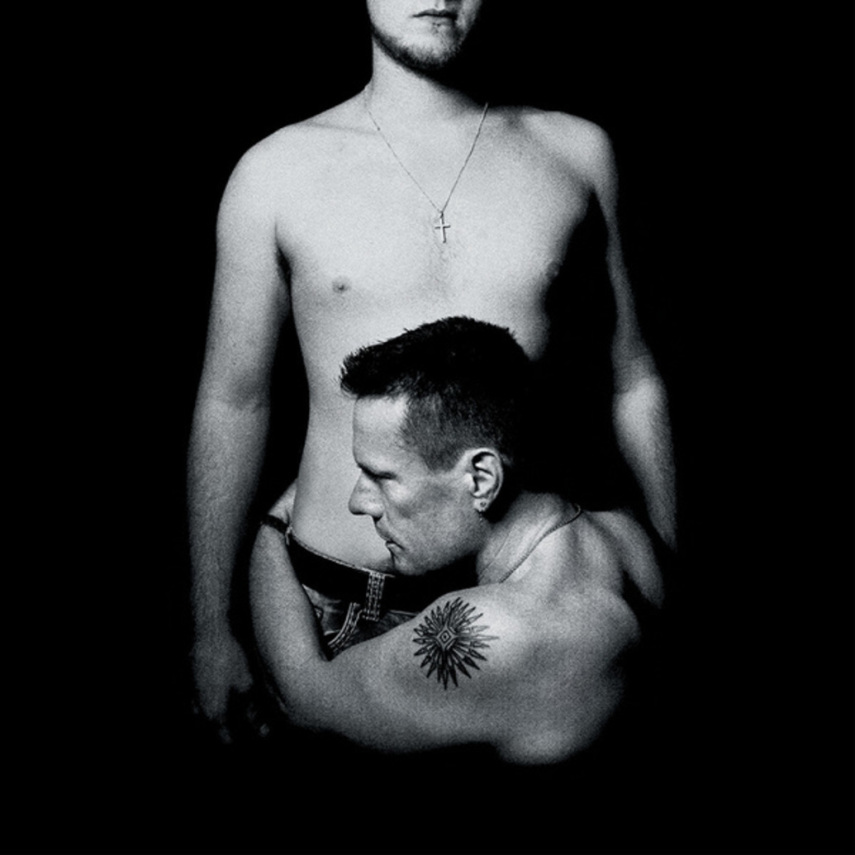 O deputado russo Alexander Starovoitov acusou a Apple e o U2 de promover propaganda gay aos menores de idade. Pois é! Tudo por causa da capa do disco, que mostra o baterista Larry Mullen sem camisa e abraçado com o seu filho de 18 anos. O deputado entrou até com uma ação contra a Apple. Aff.