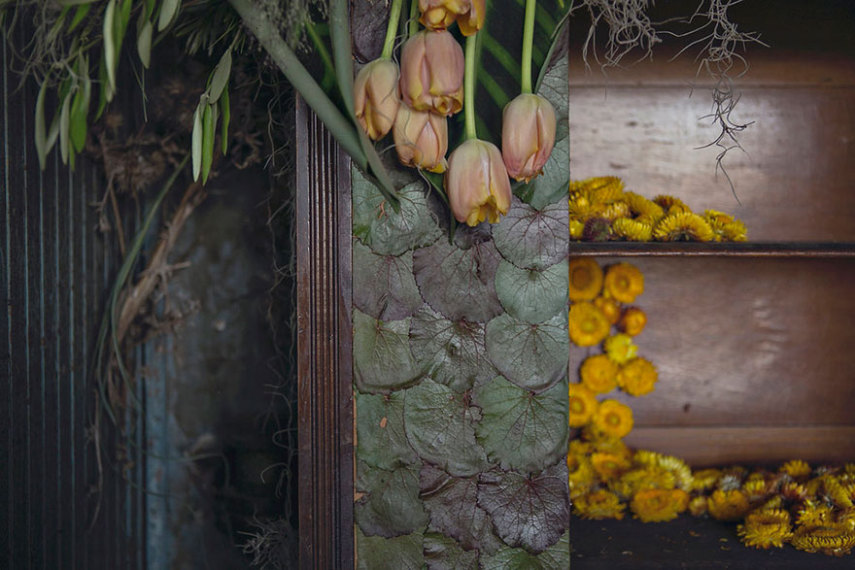 A artista conseguiu revitalizar uma casa em péssimo estado de conservação utilizando flores no lugar onde estava entulho