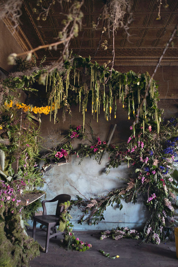 A artista conseguiu revitalizar uma casa em péssimo estado de conservação utilizando flores no lugar onde estava entulho