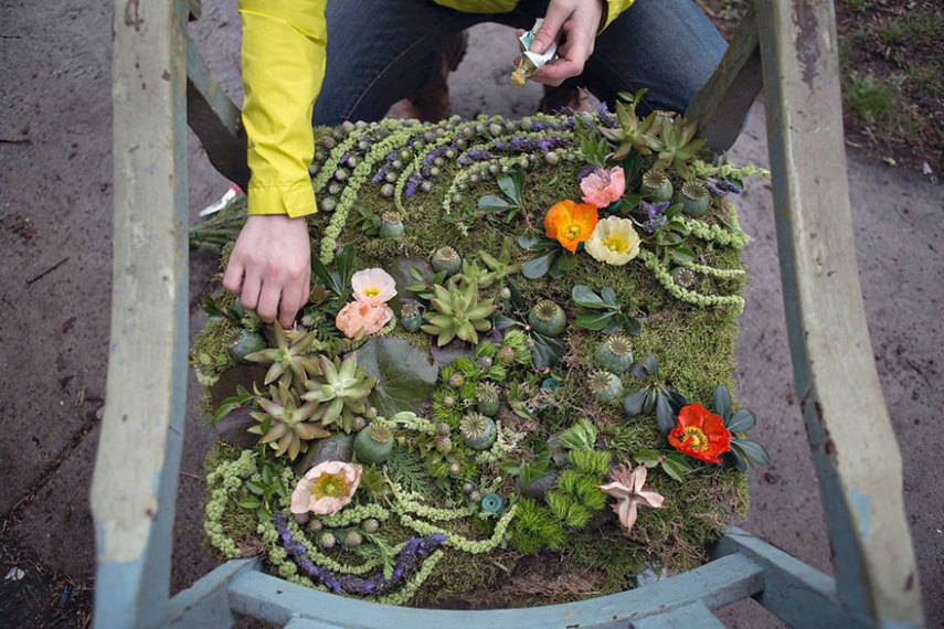 A artista conseguiu revitalizar uma casa em péssimo estado de conservação utilizando flores no lugar onde estava entulho