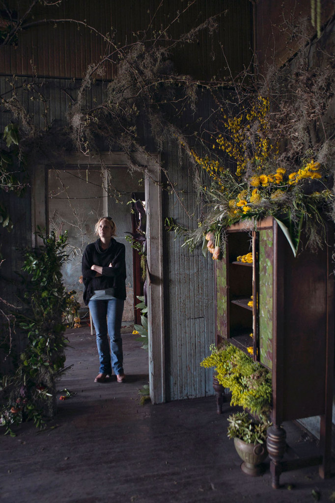 A artista conseguiu revitalizar uma casa em péssimo estado de conservação utilizando flores no lugar onde estava entulho