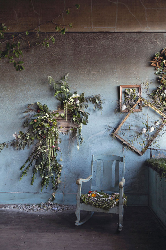 A artista conseguiu revitalizar uma casa em péssimo estado de conservação utilizando flores no lugar onde estava entulho