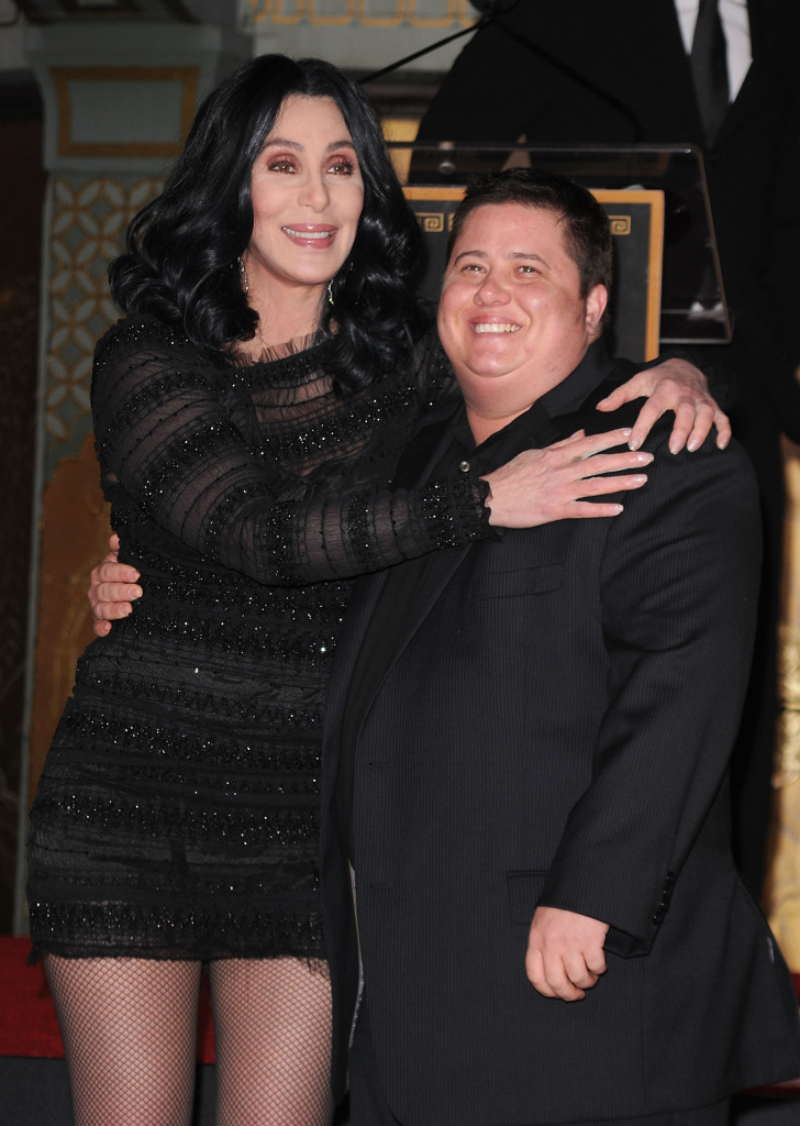 Cher é mãe de Chaz Bono, escritor, ator, músico e ativista LGBT...