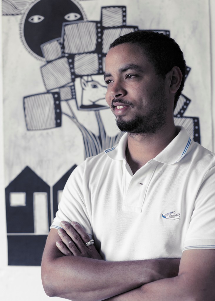 <b>Idade</b>: 30 anos

<b>Cidade</b>: Recife (PE) 

<b>Bio</b>: A xilogravura popular e a street art são a base do trabalho do artista pernambucano, cujas obras tem influência da fundição desses dois gêneros da arte Popular. Assim, ele criou um novo projeto de linguagem contemporânea incorporando, nas obras, elementos do graffiti e da xilogravura. Com poucas e contrastantes cores, apropriação da estética da xilogravura, criou uma simbiose da intervenção urbana com um dos principais meios de comunicação impressa da cultura popular.Faz cenários, ilustrações e painéis. Tem mais de dez exposições no currículo, no Brasil e no exterior. 
