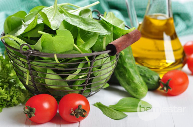 Verduras escuras como rúcula e espinafre contém uma quantidade significativa de fibras e ajudam na saciedade