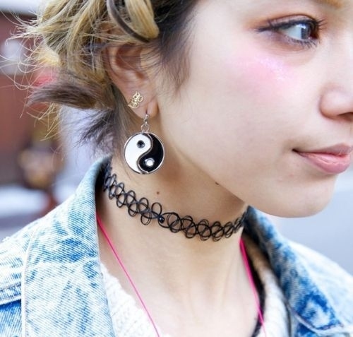 Toda menina quis essa gargantilha que imitava uma tatuagem no pescoço. A gente enterrou essa moda e, mais de 20 anos depois, ela voltou a fazer a cabeça das novinhas.