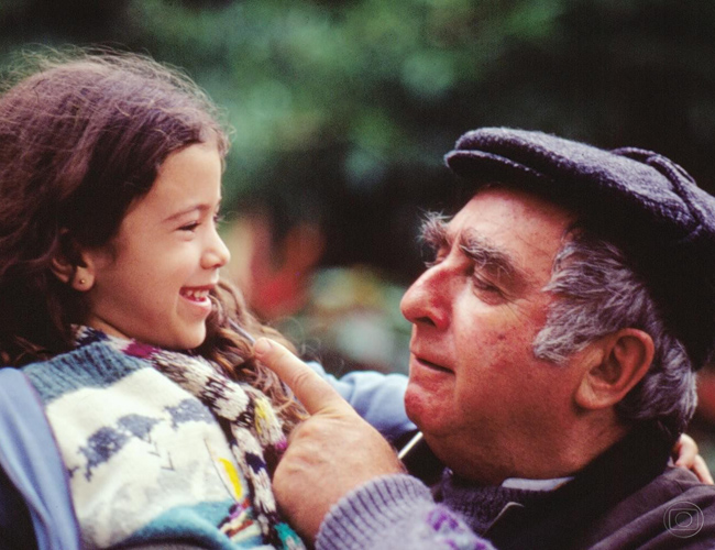 Bondoso, conselheiro e apaziguador, o artesão José Silva faz bonecos articulados de madeira, que vende no Natal, quando se veste de Papai Noel. Vira amigo e protetor da pequena Carolina (Carolina Pavanelli), protagonista da trama. 