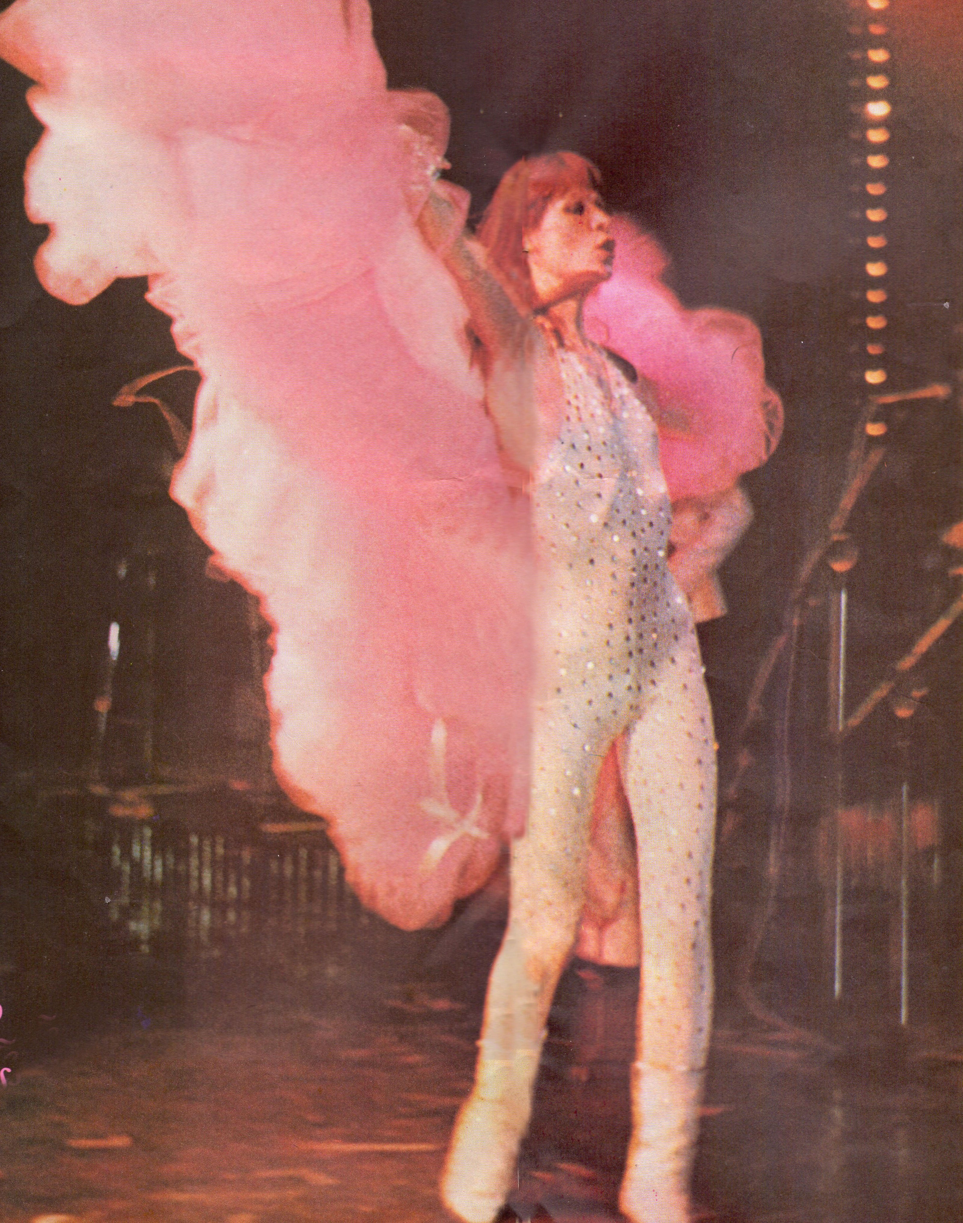 Ainda no show "Babilônia", para encarnar uma participante de concursos de beleza, Rita ironizava o glamour durante "Miss Brasil 2000".