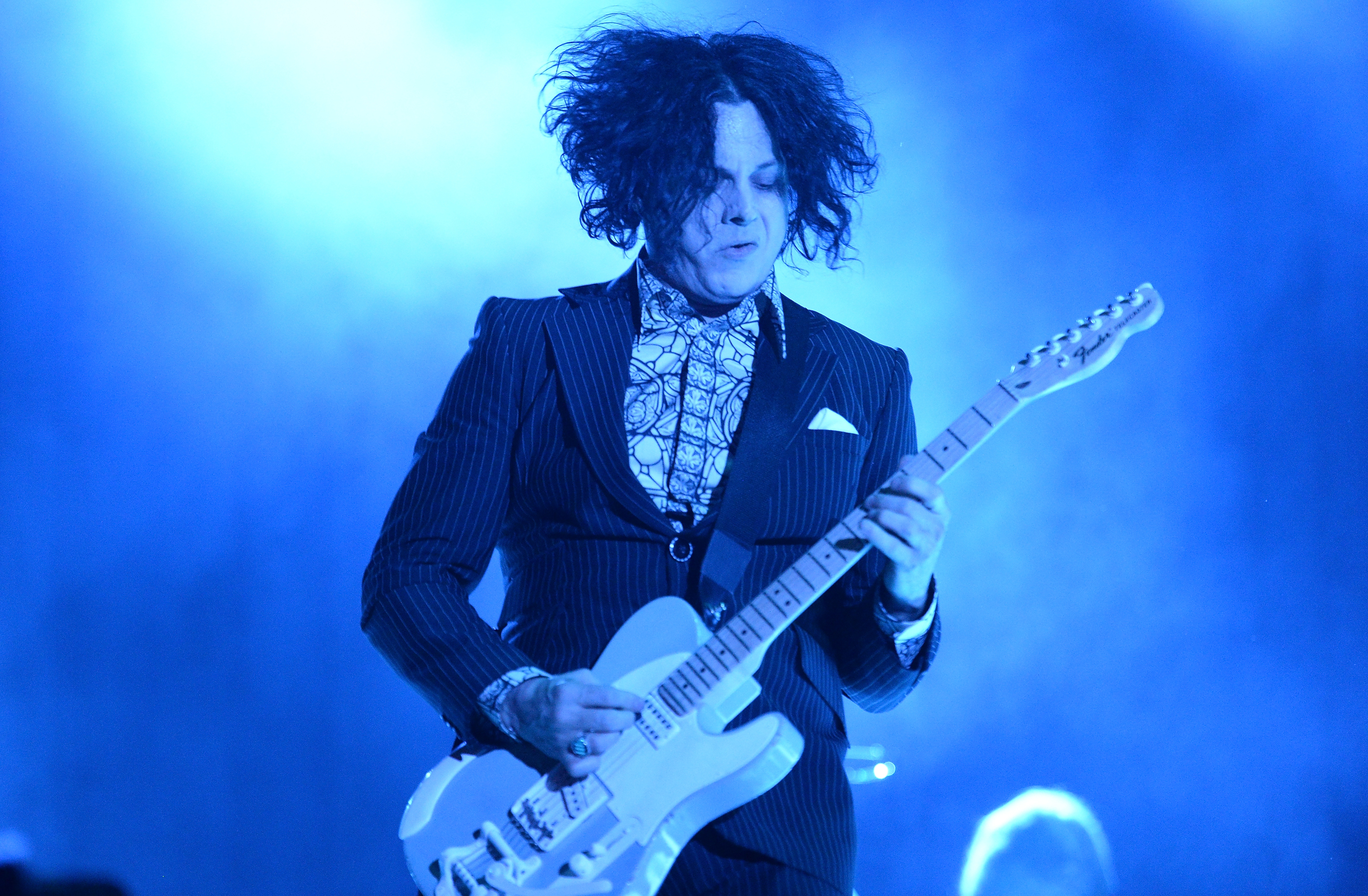 Impossível não ouvir as escalas feitas por White na guitarra e não se lembrar de King. Sem contar o clima de blues de estrada de seu show.