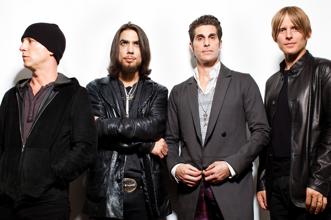 Perry Farrell canta sobre o tamanho da mãe oceano

Letra:
"Eu vi o oceano
Quebrando na orla
Chegando com nenhum dano causado"