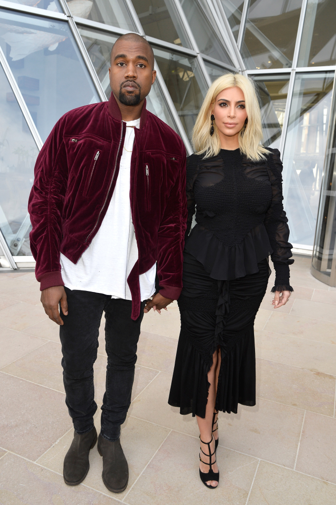 Kanye é aquele cara que não poupa gastos, muito menos quando o assunto é a segurança de Kim Kardashian e North West. Ele comprou dois super carrões blindados de 1,2 milhão de dólares cada para elas andarem por aí. Um pouco exagerado, né, mas estamos falando do Kanye...