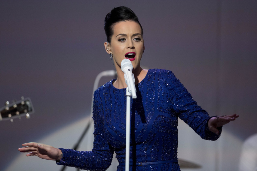 A diva Katy Perry gastou 300 mil libras em cinco carros elétricos, um para cada uma de suas assistentes. Menina ecológica.