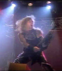 Quem mais teria coragem de colocar o temível Kerry King, do Slayer, ao lado de uma fantasia de macaco? Isso tudo em 1986 e no clipe de 