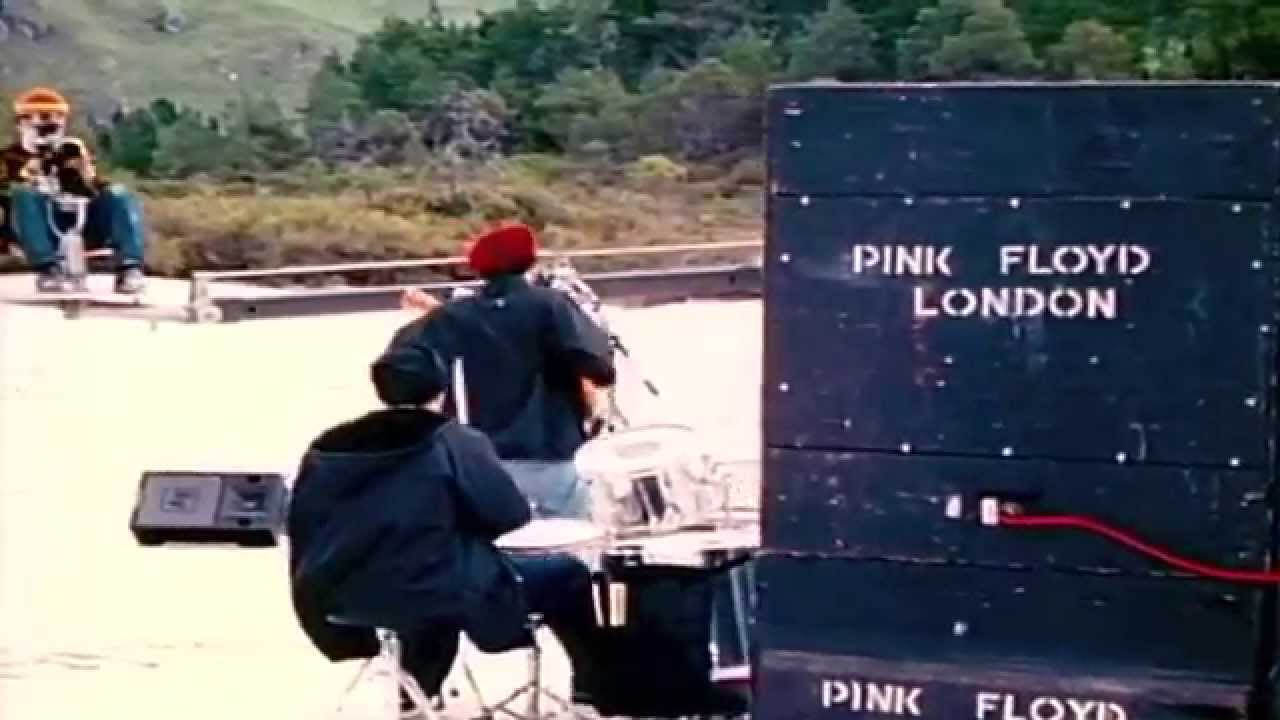 O clipe de "Gratitude" homenageia o Pink Floyd. Diz a lenda que a banda roubou equipamentos do próprio Floyd para usar no vídeo. Será?