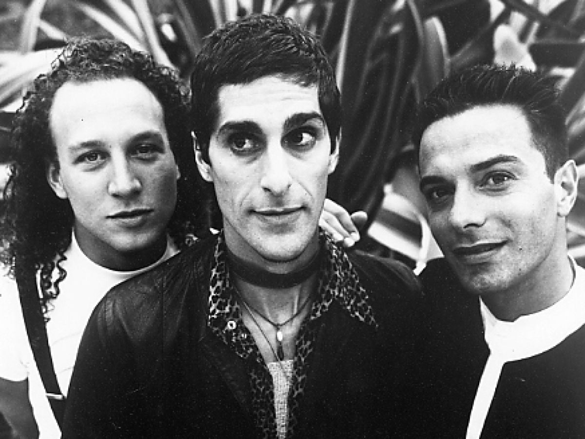 A ex-banda de Perry Farrell tinha uma vibe toda natureza. Nessa canção eles mostram pelo lado espiritual a grandiosidade dos mares em nossas vidas

Letra:
"o mar é um lugar muito fácil de desaparecer
A afastar-se, para se apaixonar ou fazer as pazes.