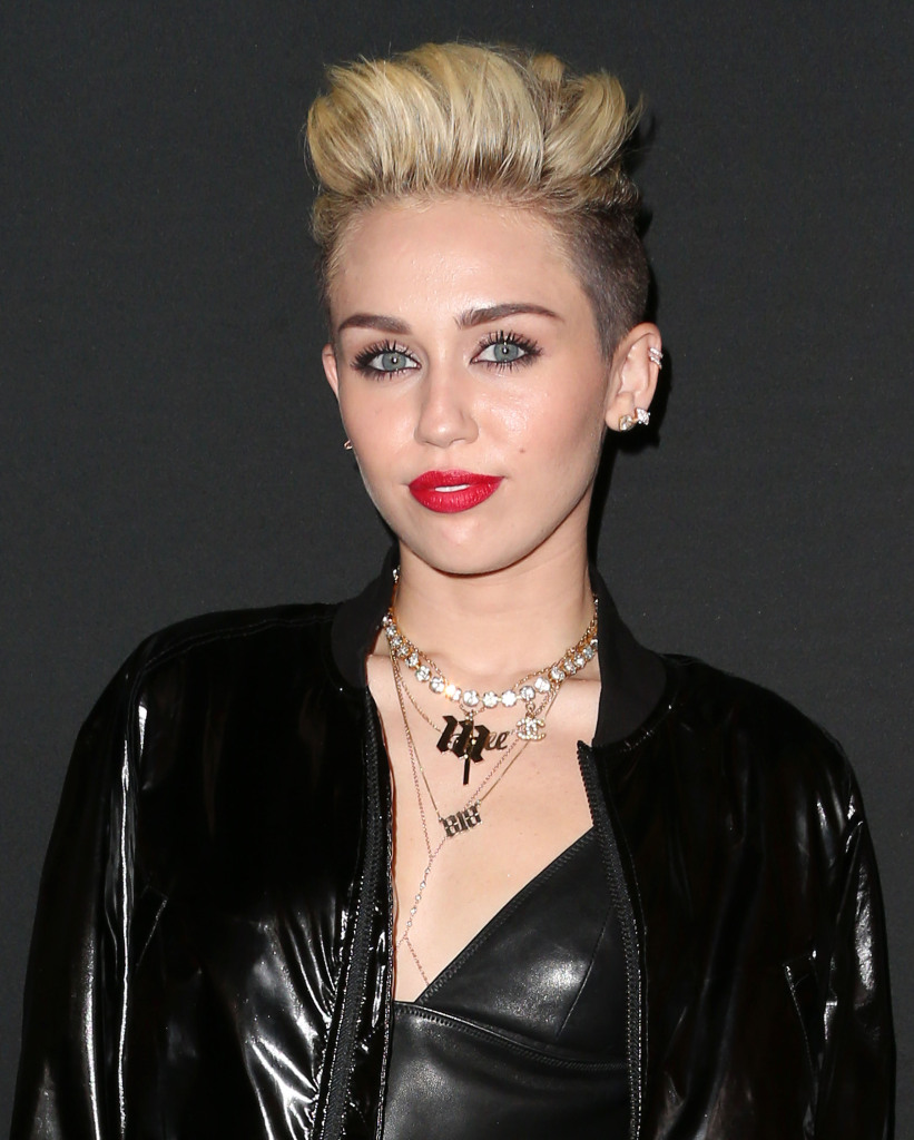 Para a revista Paper, Miley disse ter contado à mãe que era bissexual aos 14 anos, pelo fato de se sentir atraída por meninos e por meninas. 