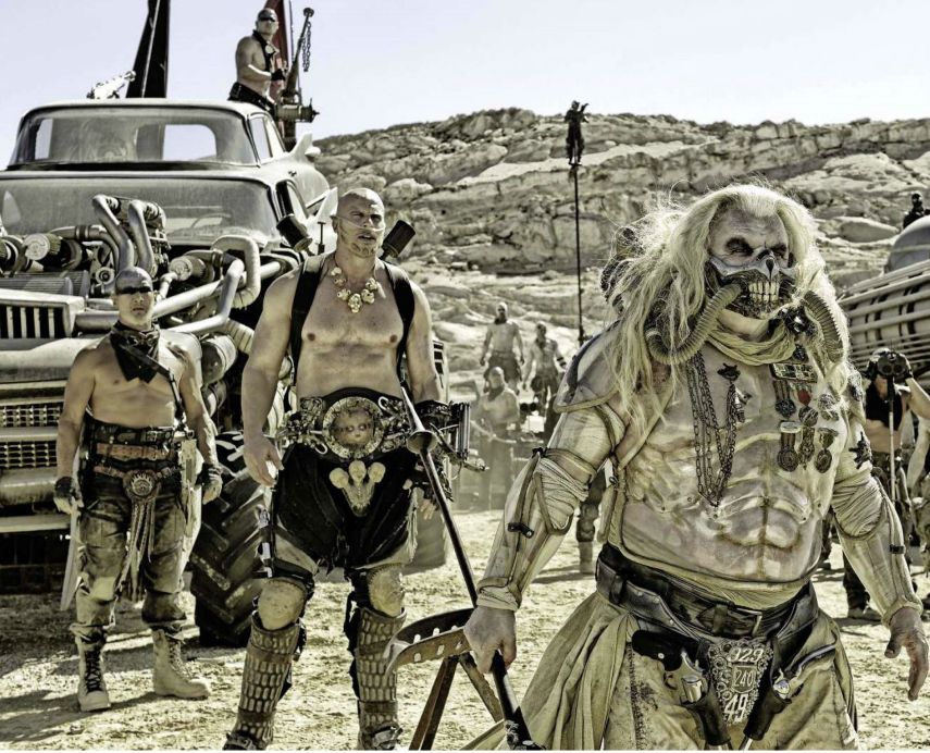 Immortan Joe, o cara que comanda a bagaça toda, tem filhos muito fortes, mas completamente bobos. Rictus Erectus é daqueles grandalhões que brigam pelo último Danoninho.