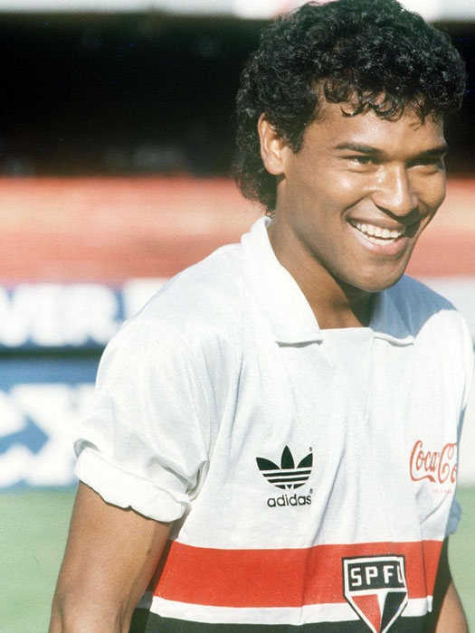 O ex-sãopaulino tinha um mullet digno de um Menudo. Faria sucesso na época.