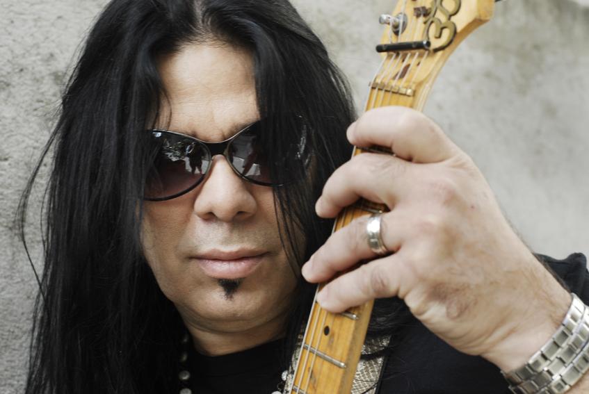 Um dos maiores guitarristas do Brasil também carrega influência de King entre seus ritmos tropicais.