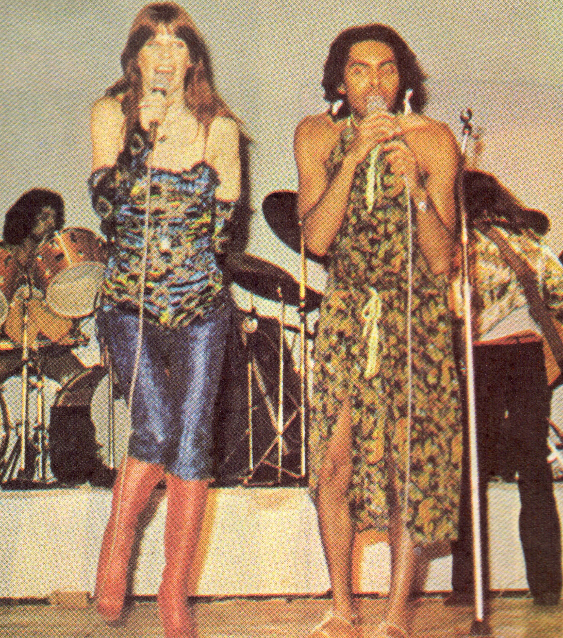 Em 1977, Rita se juntou a Gilberto Gil na turnê "Refestança". Na época, ela abusava de leggings brilhantes com bodies sobrepostos e escandalosas botas de plataforma. O figurino da imagem foi feito por dona Romilda, mãe de Rita, a partir de um tecido que a cantora trouxe de Paris.