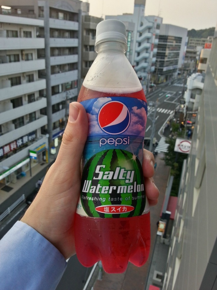 Os japoneses têm o costume de comer melancia com sal (eles dizem que acentua o gosto e tudo o mais). Por isso, a Pepsi lançou essa... coisa de beber
