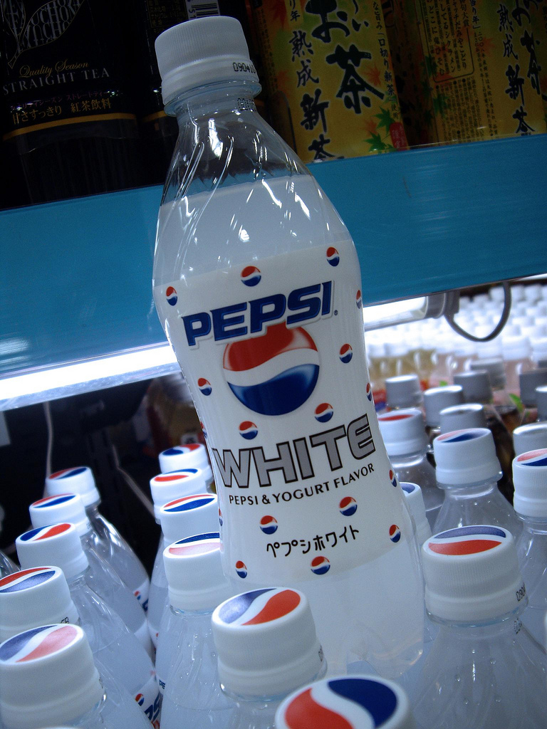 O rótulo deste refri diz, 'sabor de Pepsi e iogurte'. Hummmmm...
