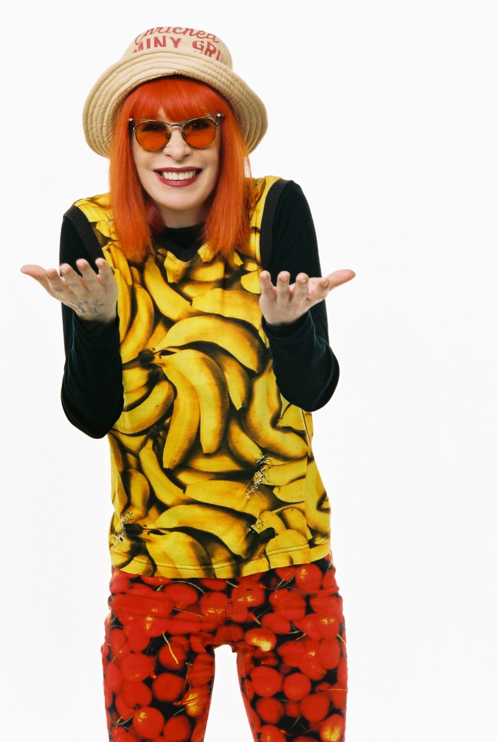 A roupa com estampa de frutas compõem o look de 2003. Na época, Rita estourou nas rádios   com "Amor e Sexo" e "Tudo Vira Bosta".