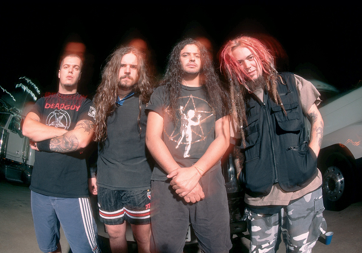 Max Cavalera grita a plenos pulmões sobre o desmatamento da amazônia. 

Letra:
"Gritando
Por mais justiça
A Amazônia queima
Pode ouvi-los?"