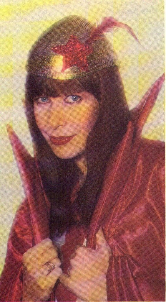 A cantora criou um visual de super-heroína futurista, com jaqueta de gola pontiaguda e casquete espacial, para lançar 