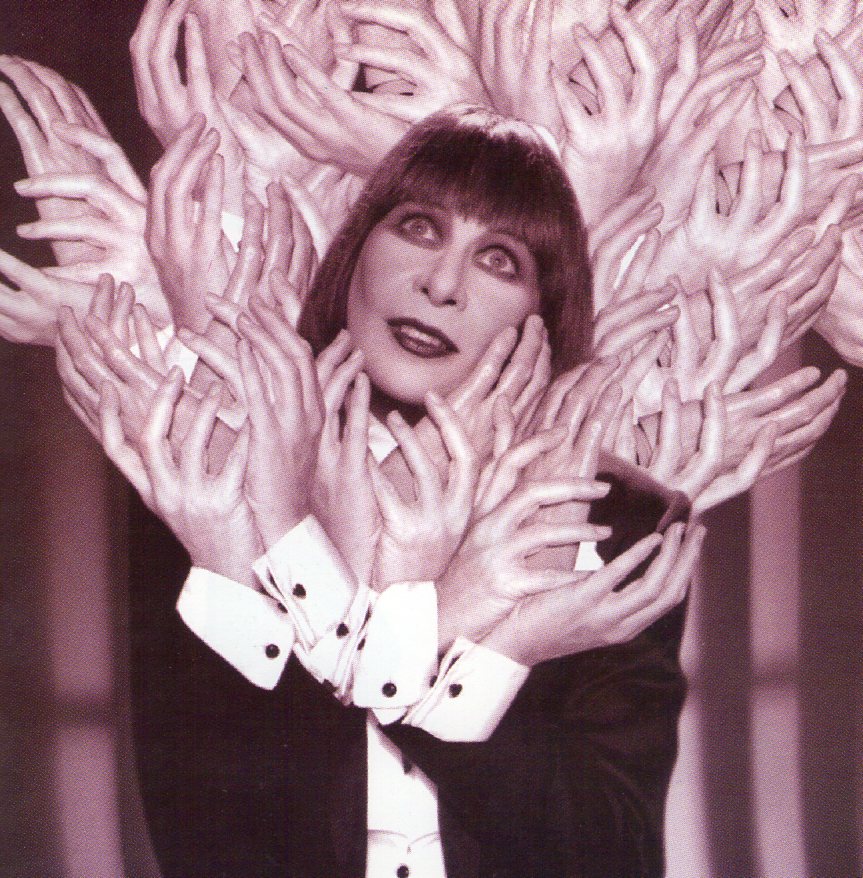 Em foto produzida para o disco "Santa Rita de Sampa" (1997), a cantora usa fraque  desenhado pelo estilista Ocimar Versolato.
