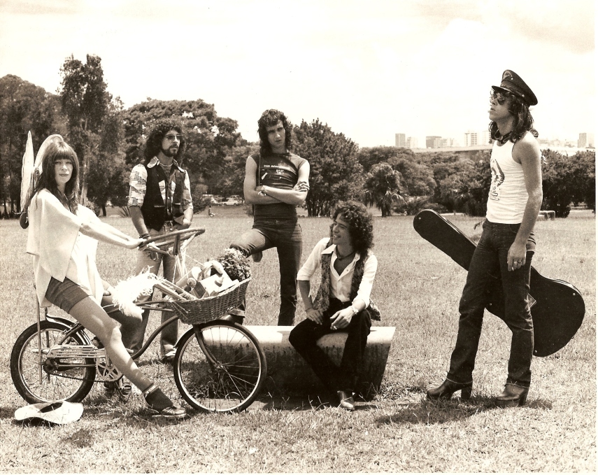 Rita posa com asinhas de borboleta em uma bike, ao lado do Tutti-Frutti. Curiosidade: a foto foi feita em pleno parque do Ibirapuera, em São Paulo.