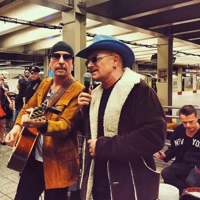 Bom, depois disso tudo, não é surpresa que o U2 tenha sido visto tocando no metrô de Nova York pra levantar uma graninha... Brincadeira! Eles estavam participando do programa do Jimmy Fallon, aquele que eles tiveram que cancelar a apresentação por causa do acidente do Bono. O vocalista até deu uma zoada com a situação e andou de bike com o apresentador do programa. É isso aí, Bono, com força e bom humor vai dar tudo certo!