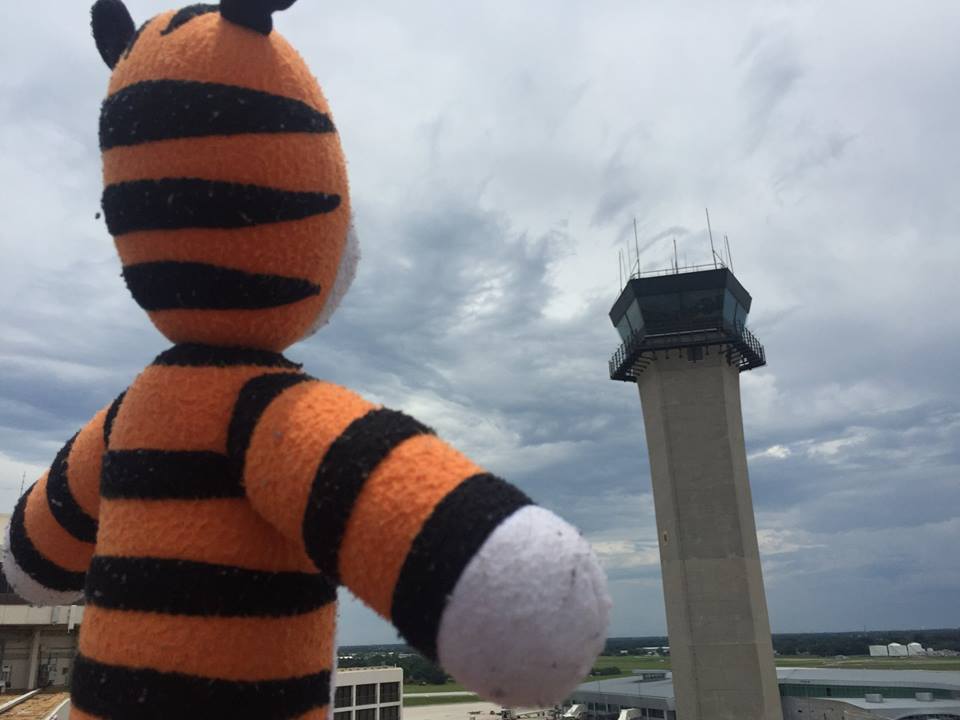 Observando a Torre de Controle de Tráfico Aéreo da FAA. Parece que uma tempestade se aproxima
