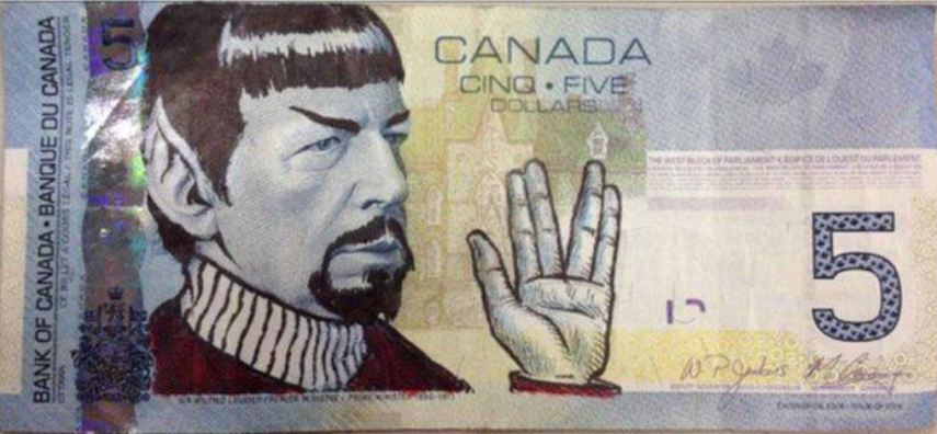 A intervenção do Spock virou moda depois da morte do ator que o interpretou, Leonard Nimoy, em fevereiro de 2015. Quem está na nota, originalmente, é o ex-primeiro ministro canadense Wilfrid Laurier. Pobre Laurier
