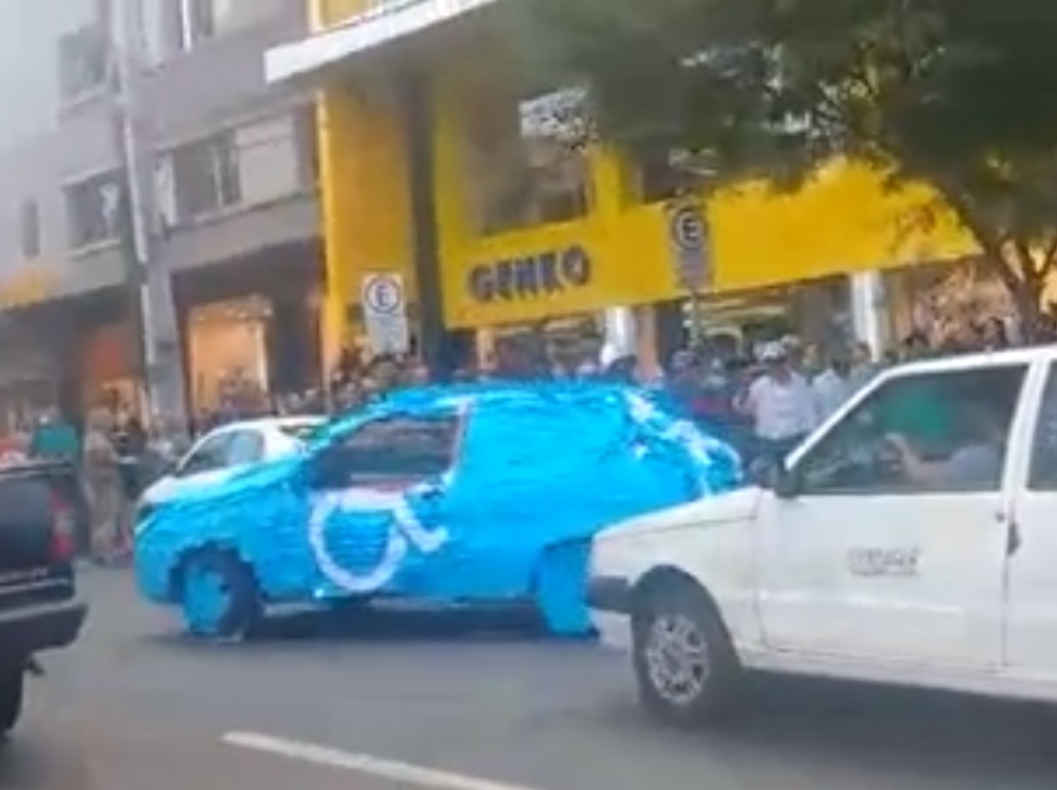 ... com um carro estacionado em vaga para deficientes físicos e idosos