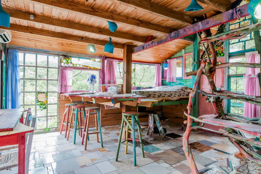 A casa foi construída sobre a avenida de acesso à Praia Brava, por um artista uruguaio que decidiu se mudar para o Brasil. Ou seja: dá para pegar um mar a qualquer hora