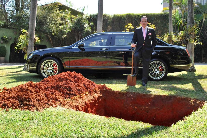 O playboy Chiquinho Scarpa anunciou, em setembro de 2013, que enterraria seu carro Bentley, avaliado em R$ 1 milhão. A ação, na verdade, era uma forma de reunir a imprensa para lançar a campanha de doação de órgãos 