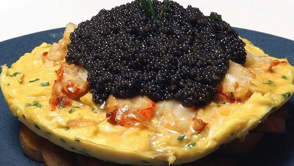<strong>Quanto: </strong>R$ 3,1 milBatizada de <strong>Zillion Dollar Lobster Frittata</strong>, a omelete mais cara do mundo é servida no restaurante Norma's, em Nova York. A receita leva seis ovos, uma lagosta inteira e 300g de caviar sevruga. Uma versão mais 'humilde' do prato leva só 30 g de caviar e custa um décimo do preço