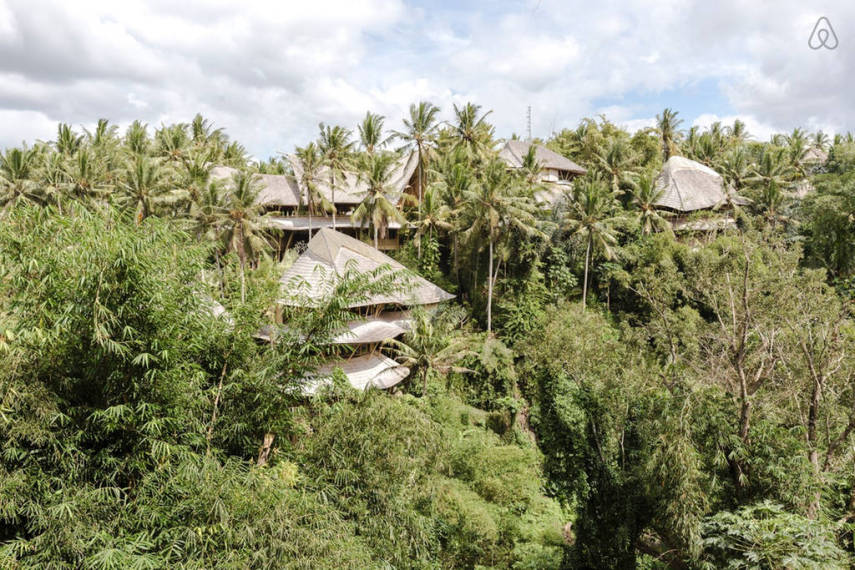 Esta casa de bambu luxuosa fica em uma vila cheia de casas de bambu, na cidade de Bali, na Indonésia