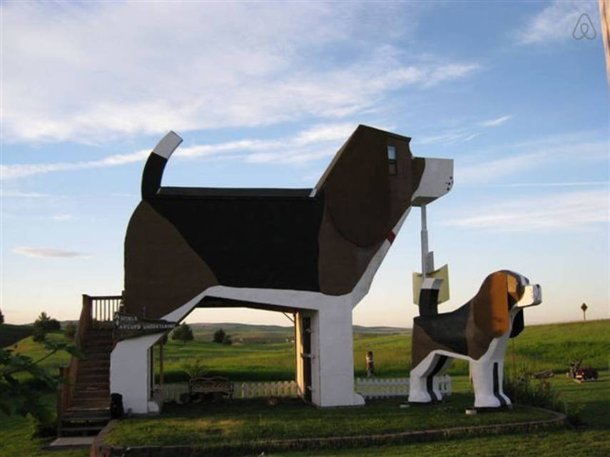 Sim, você pode se hospedar dentro de um beagle gigante quando estiver de visita pela cidade de Cottonwood, nos EUA
