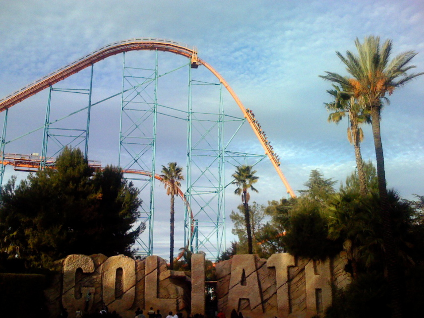 Além de ter a maior montanha russa do mundo, o parque Six Flags tem a montanha russa de madeira com a maior queda (55 metros) e a que atinge a maior velocidade (116 km/h)