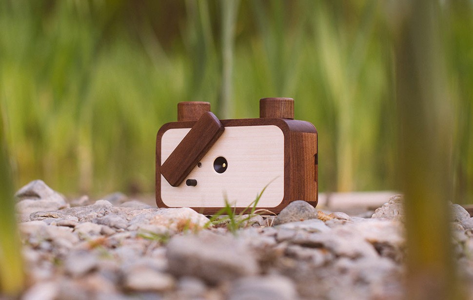 Essa belezinha remonta as noções básicas de fotografia; funciona como aquelas câmeras bem simples feitas com uma lata de leite em pó com um furinho no meio. A câmera ONDU foi produzida por meio de financiamento coletivo