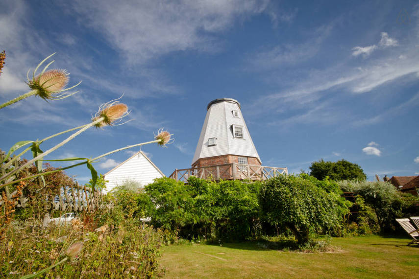 Este moinho em uma área rural da Inglaterra foi transformado em um edifício de quatro andares. A atmosfera é de roça, mas o lugar é todo equipado com aparelhos modernos