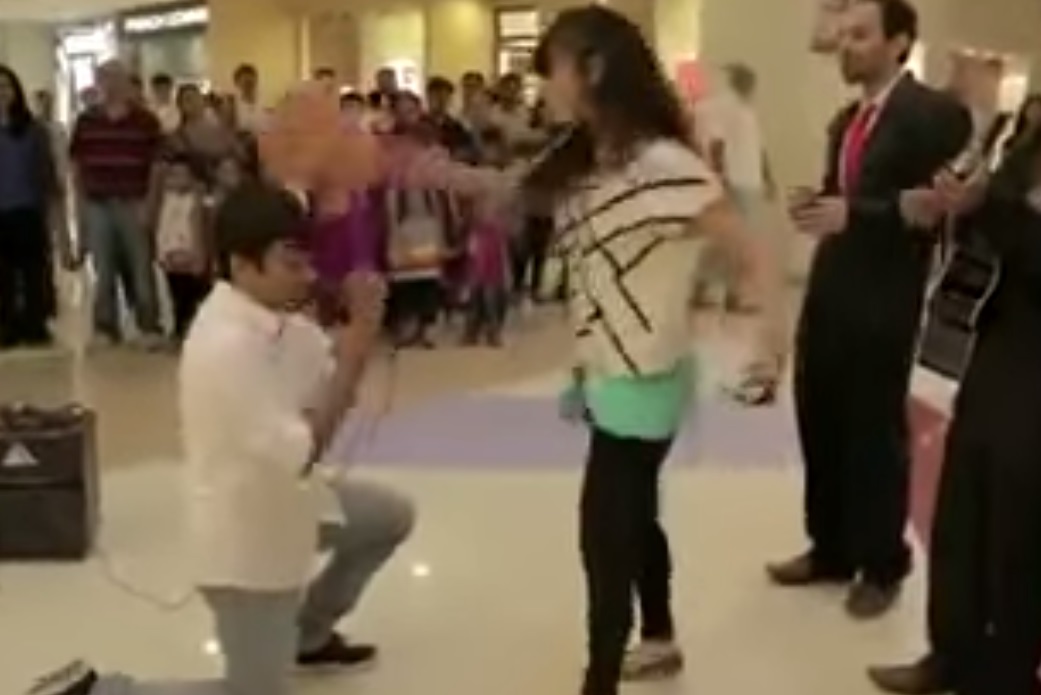 O vídeo mostra um homem de joelhos pedindo uma mulher em casamento, depois de conhecê-la por três meses. Uma banda toca música romântica ao fundo até o momento em que a moça quebra um ukulelê na cabeça dele. Era campanha viral para o chocolate "não tão doce" Bournville