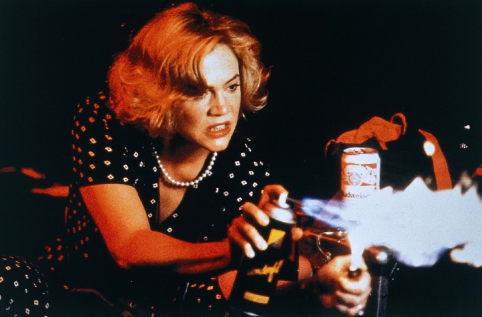 Nesta comédia ácida, Kathleen Turner vive a mãe e esposa perfeita da família americana, mas que é uma serial killer implacável