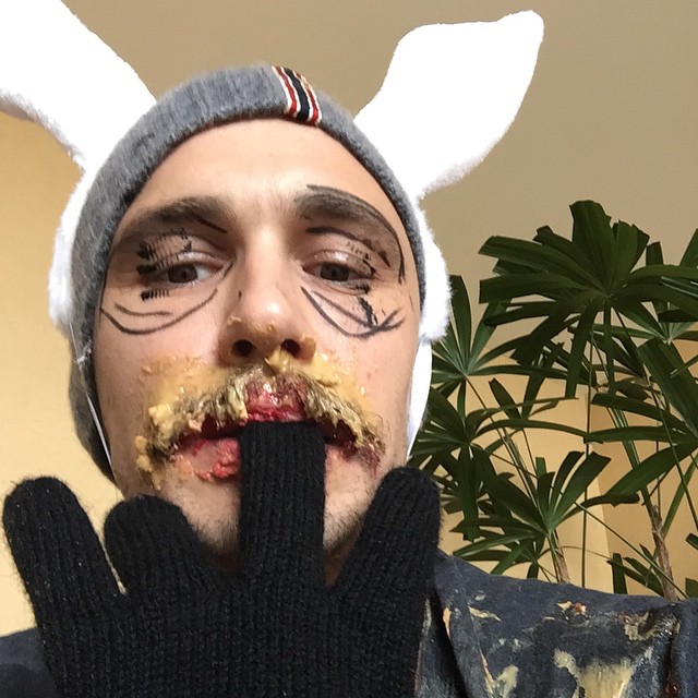 Se a Kim é rainha, James Franco é o rei, pode ter certeza. Além de tirar umas fotos ótimas, ele tira outras bem esquisitas, tipo essa selfie com o bigode cheio de... Doce de leite?