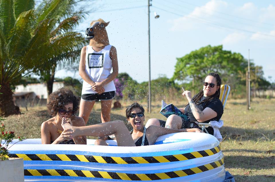 As MCs da Sapabonde se denominam "Neo baile funk de roda lésbico proibidão new laje".