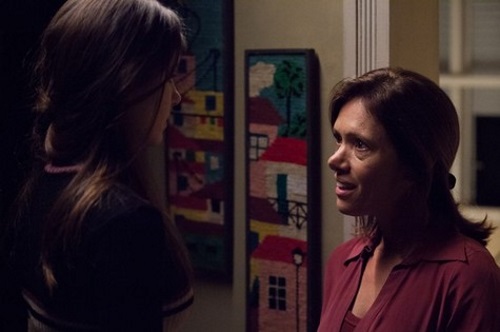 Em Verdades Secretas, ela vive Darlene, professora que reside na casa da tia de Angel