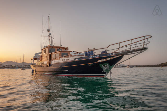 Se você tem grana para torrar, você pode passar uma temporada romântica com seu par neste iate, ancorado no porto de Andraxt, em Mallorca.